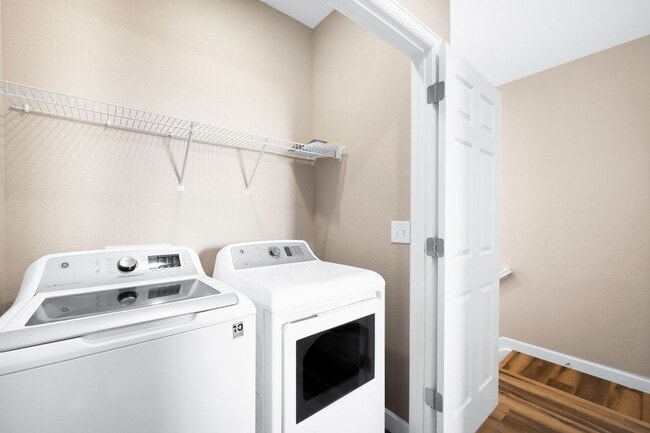 Building Photo - 3BD, 2.5BA Englewood Townhome with 2-Car Garage