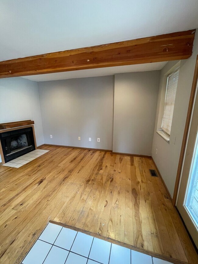 Building Photo - 2163 Indianola Ave