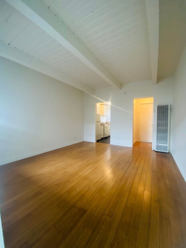 Interior Photo - 3730 Clarington Ave