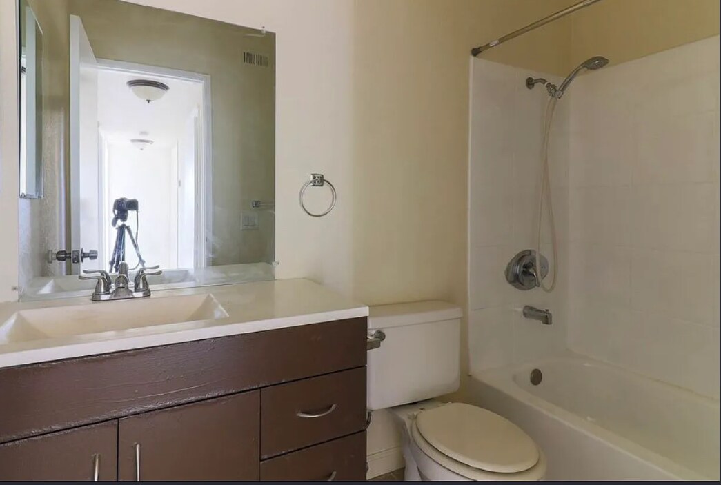 Building Photo - 1046 N Clifford Ave