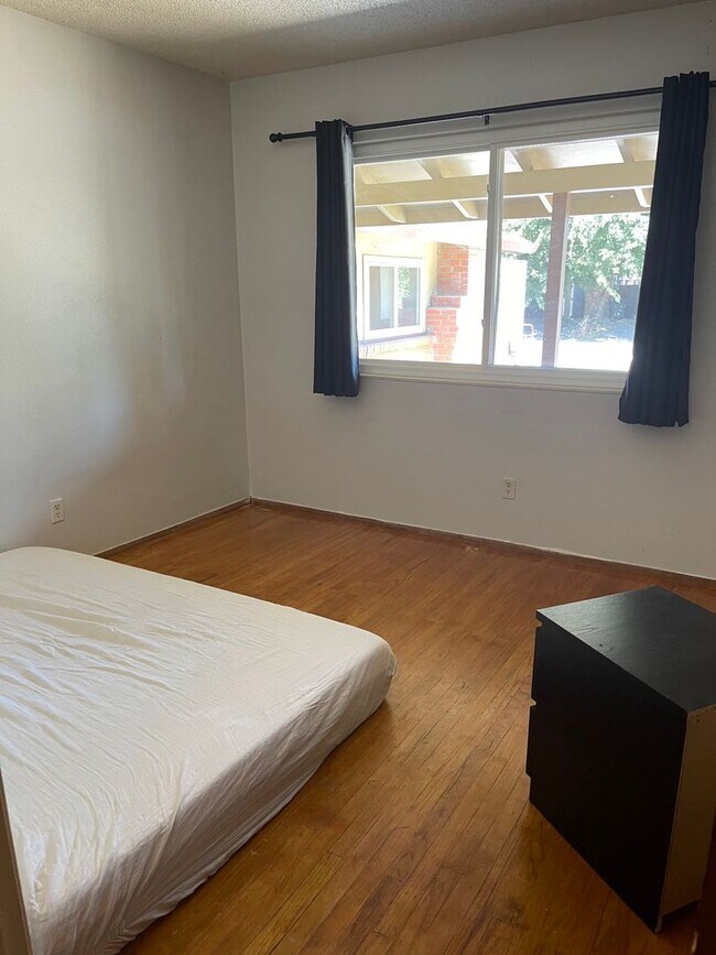 Building Photo - 5 Bedroom, 3 Bath Home in East Davis-$500 Off 1st Month's Rent