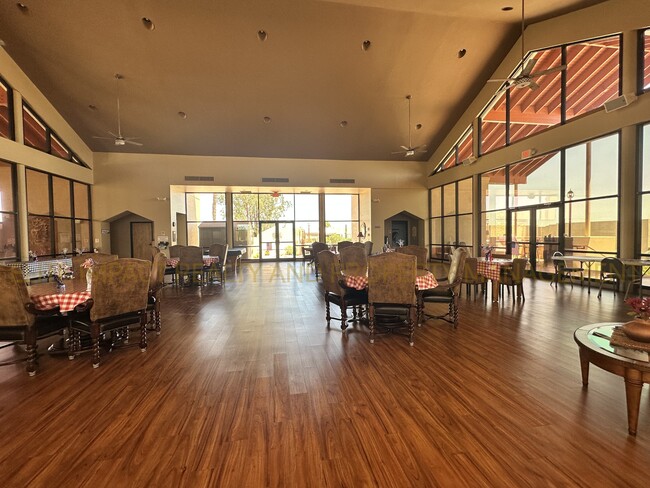 Building Photo - 585 W Deerview Ct