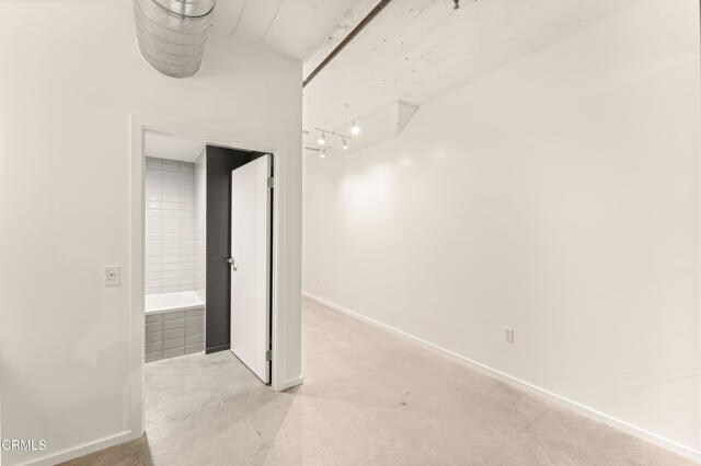 Building Photo - 530 S Hewitt St