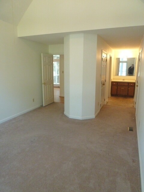 Building Photo - Inviting 3br house in Morrisville with woo...