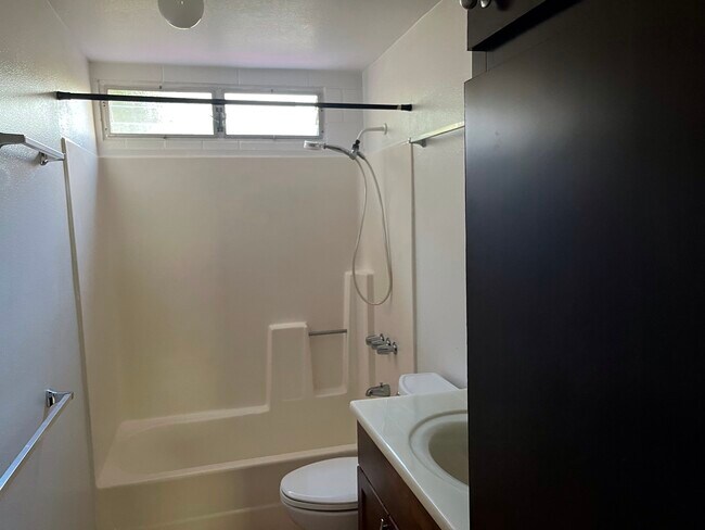 Bathroom - 1926 Houghtailing St