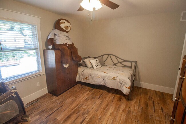 Building Photo - 3104 Oak Lawn Dr