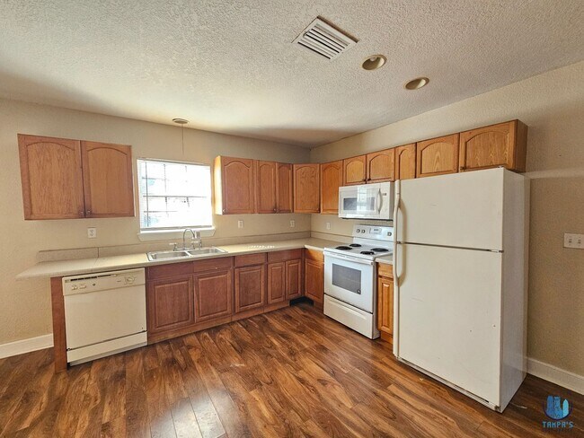 Building Photo - Beautiful 3 Bed | 2 Bath HOME on a DOUBLE LOT located in central Lakeland for rent and available ...