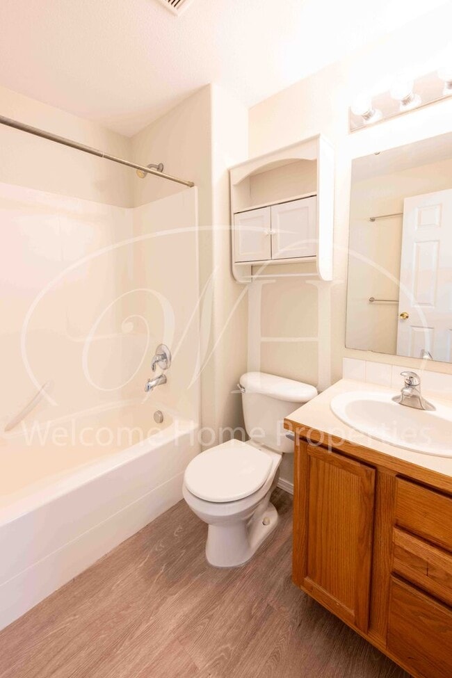 Building Photo - Newer 2 bed/2bath Home in Quiet Neighborhood