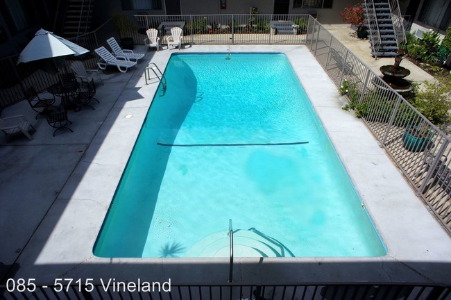Interior Photo - 5715 Vineland Ave