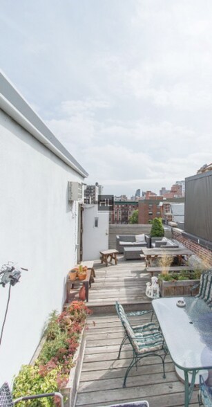 Building Photo - Mott Street