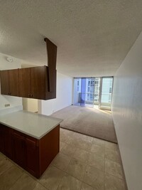 Building Photo - 1 bedroom, 1 bath, 1 parking in Moiliili!