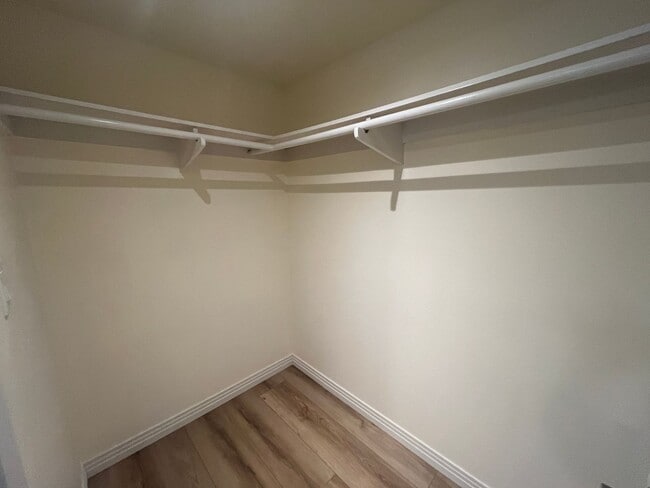 Building Photo - Upgraded, 2BD/2BA in Park Place: 1 Car Gar...