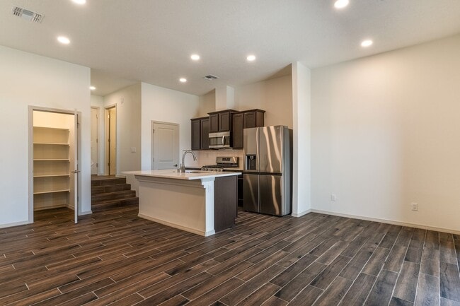 Building Photo - 3 Bedroom Santa Fe Townhouse