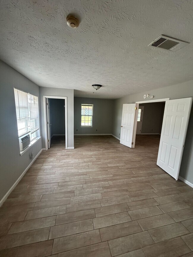 Building Photo - 940 Pebblebrook Dr