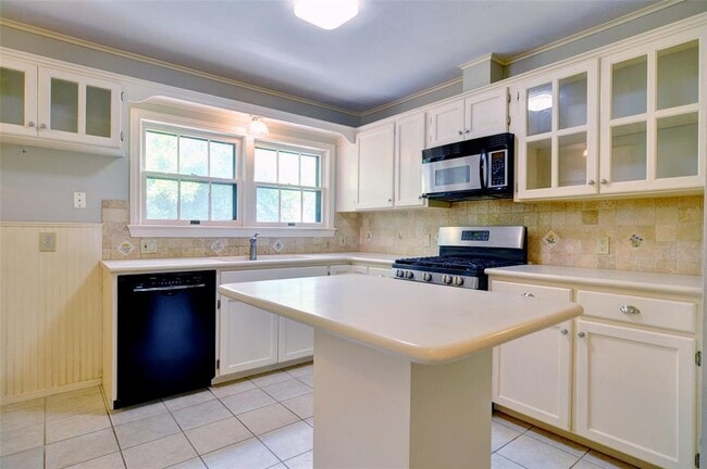 Building Photo - 3197 Westcliff Rd W
