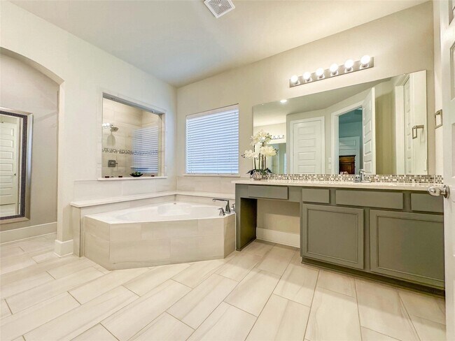 Building Photo - 15135 Botanical Garden Dr