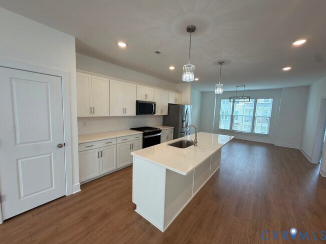 Building Photo - 15363 Sunray Aly