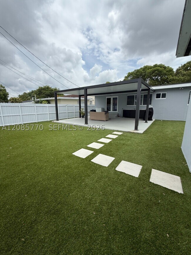 Building Photo - 630 SW 46th Ave