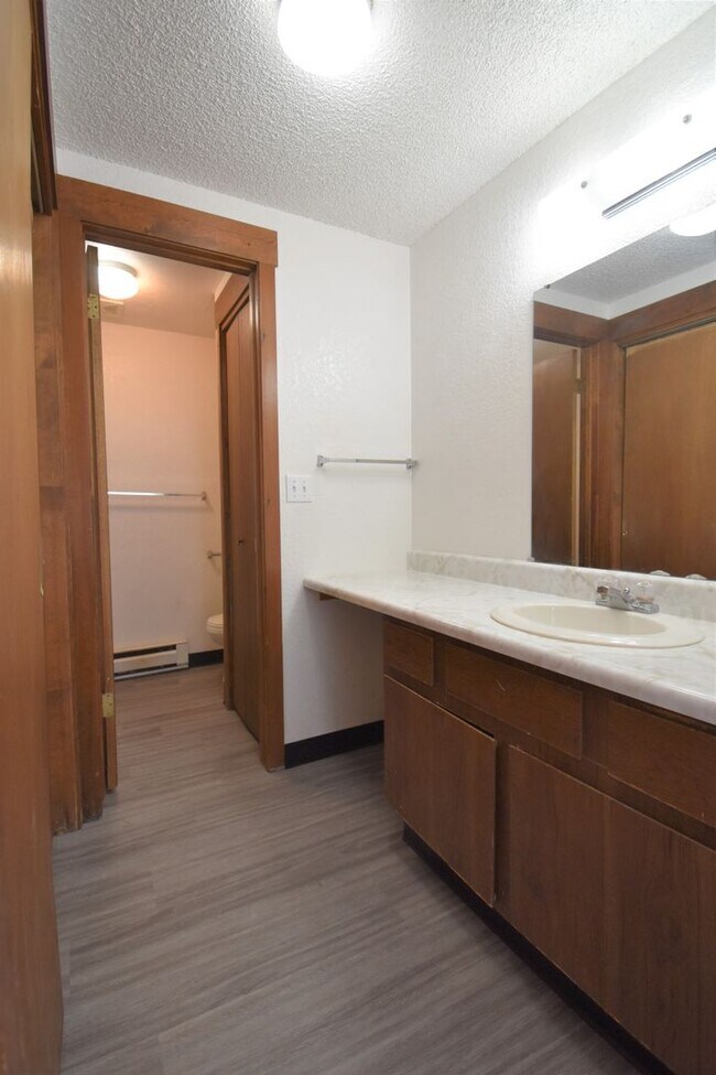 Building Photo - Ground Level 2 Bed Apartment in Great Loca...