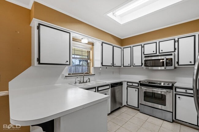 Building Photo - 501 Southwood Dr