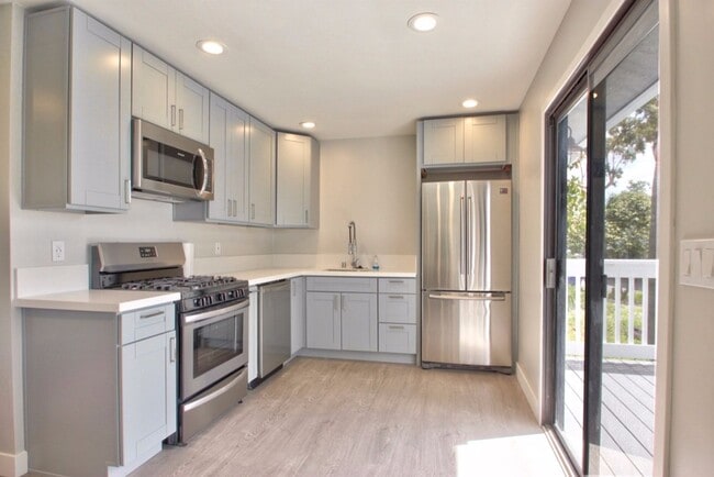 Building Photo - 915-915 1/2  Valley Drive