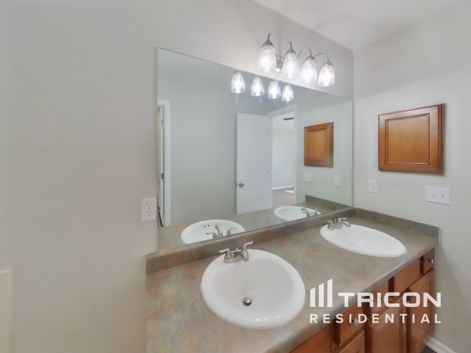 Building Photo - 1115 Legend Oak Dr