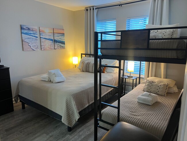 Building Photo - Furnished Updated Condo on HHI - Walk to the Beach!