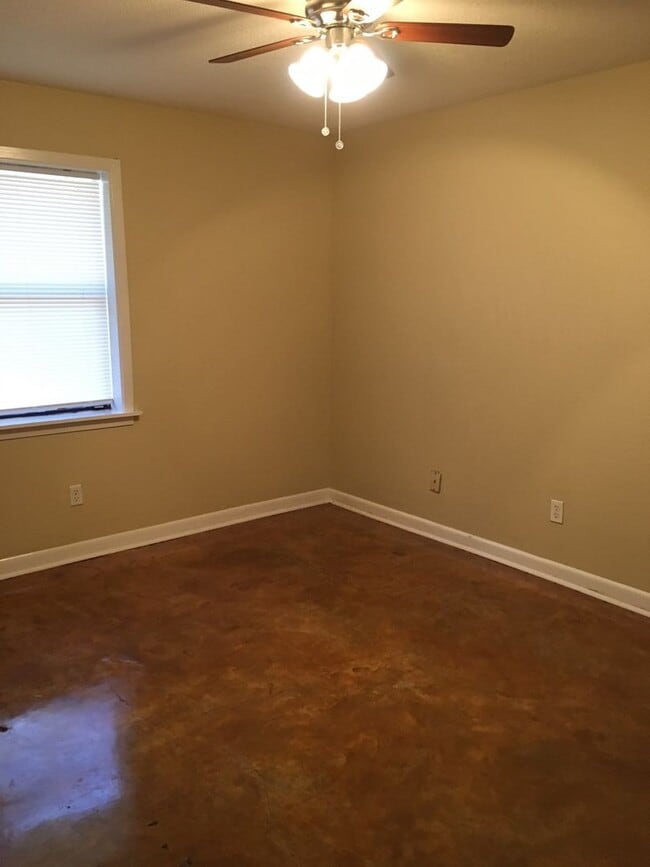 Building Photo - 2/1 with washer dryer located 1 mile from ...