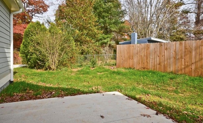Building Photo - Townhouse walking distance from Black Moun...