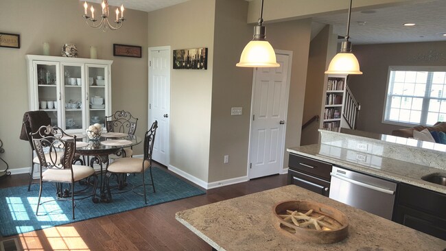 Building Photo - Robinson - LARGE 3 Bedroom End Unit House - Minutes from 376 W Robinson