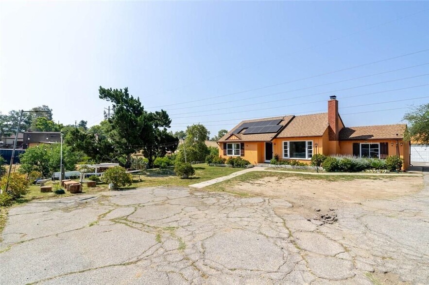 Building Photo - 13057 Gladstone Ave