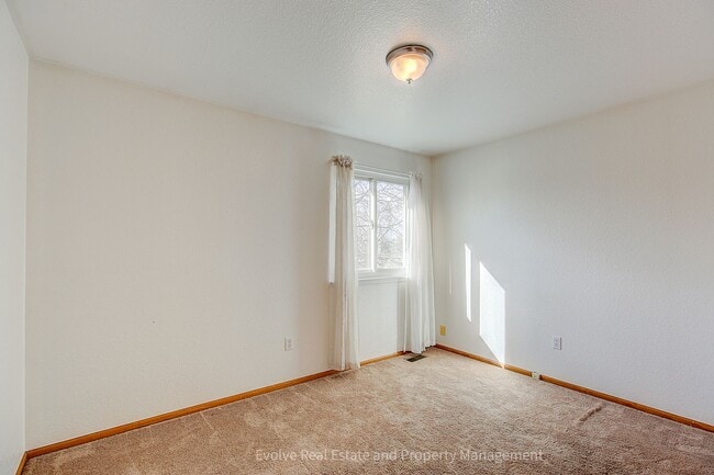 Building Photo - Evolve Real Estate: Gorgeous Single Family House is Available for Immediate Move-in!