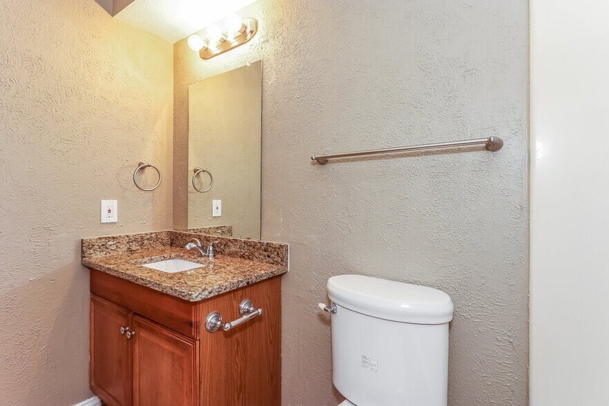 Building Photo - 520 E Lark Ct