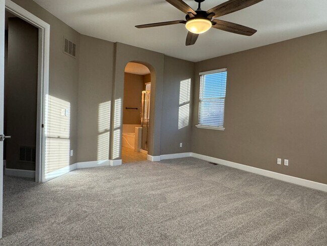 Building Photo - Lincoln Crossing 6 bedroom home with new carpet!