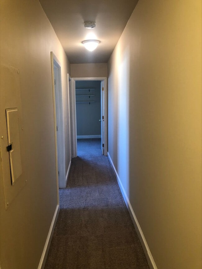 Building Photo - 811-4 N VAN BUREN St. Apt 4