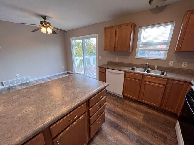 Building Photo - Spacious Split-Level Retreat Just Minutes ...