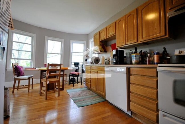Building Photo - No Brokers Fee, Large 2 levels Unit on Washington Sq., Heat and Hot Water Included, Laundry on a ...