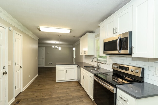Building Photo - Fantastic 4bd/2ba home! Let yourself in!