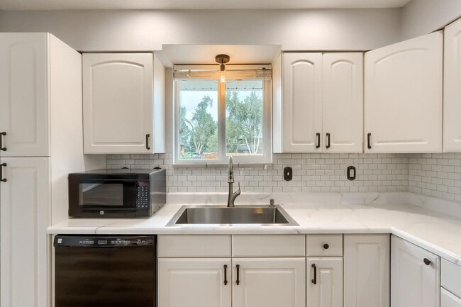 Building Photo - 4 BED 3 BATH HOUSE NEAR CREAK PARK!!!