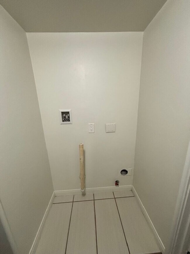 Building Photo - Clean 2 Bedroom / 1 Bathroom Condo Near Stockdale Hwy & Real Rd.