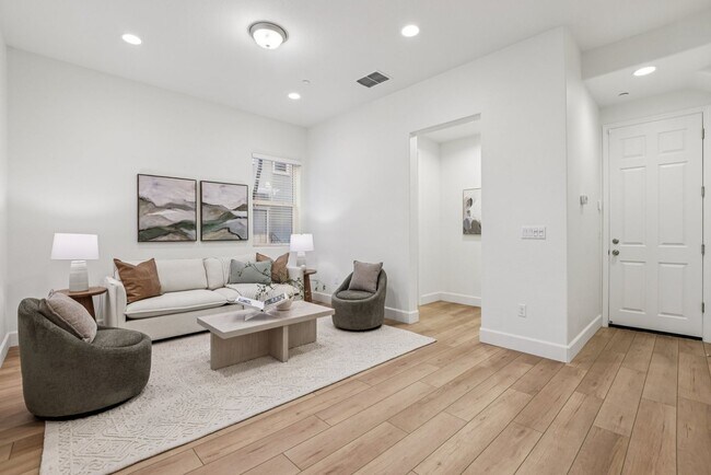 Building Photo - Beautiful Corner-Unit Townhome Near Downtown – 4 Bed | 3 baths