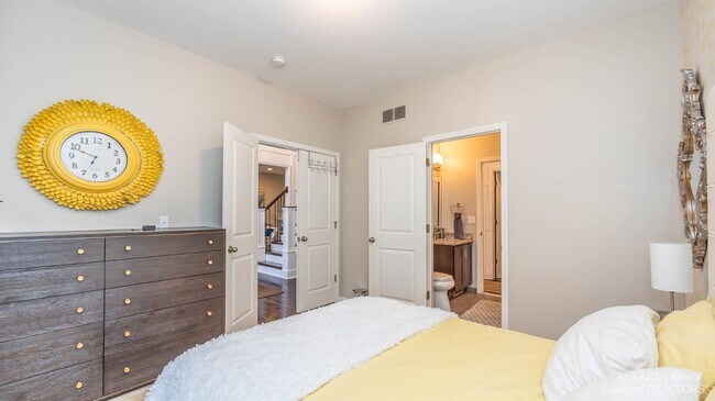 Building Photo - 815 Atherstone Dr