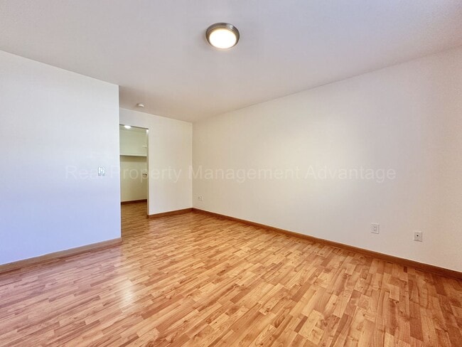 Building Photo - Spacious 2 Bed Condo with Attached Garage