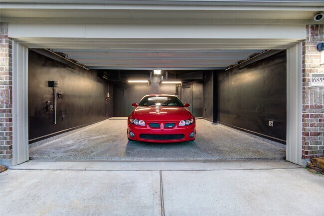 Building Photo - 16855 Big Reed Dr