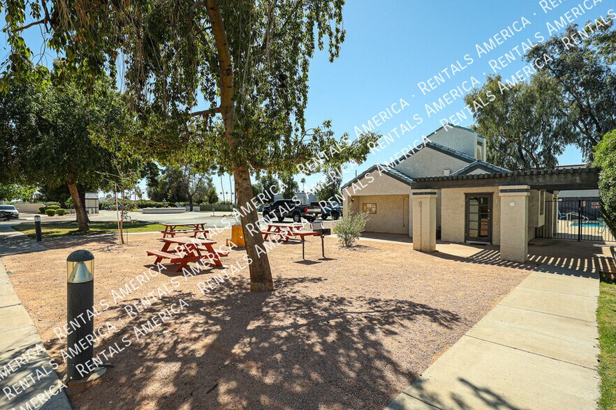 Building Photo - 3716 E University Dr