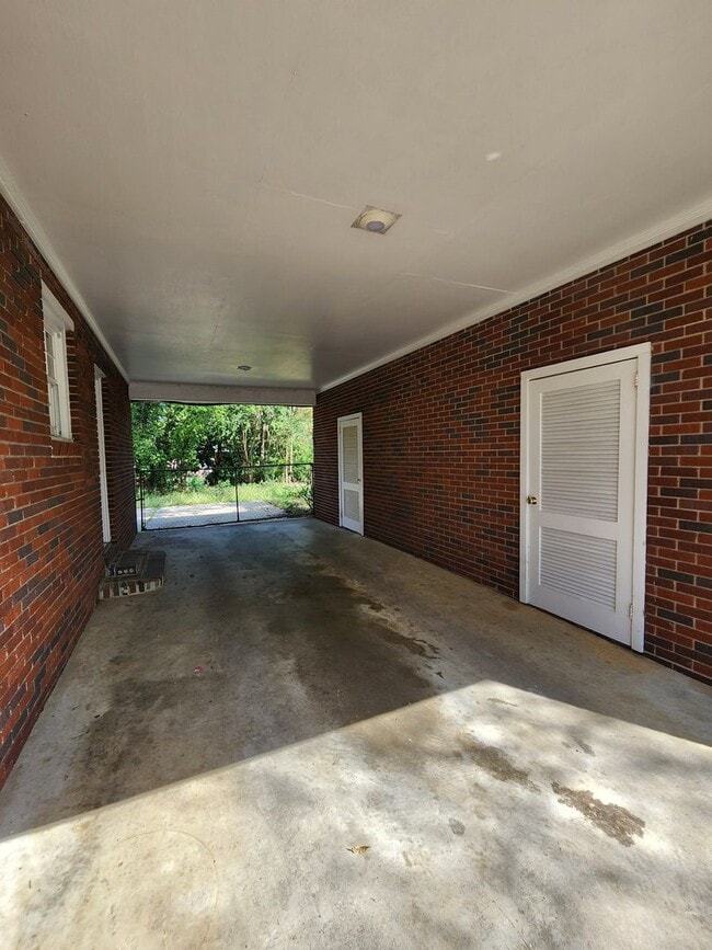 Building Photo - Charming 3BR/2BA Brick Home with Vintage Flair, Expansive Backyard & Walk to VSU!
