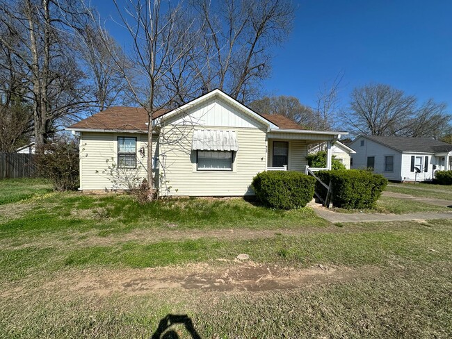 Come take a look at this 2-bedroom 1-bahtr... - 912 N 2nd St Dardanelle ...