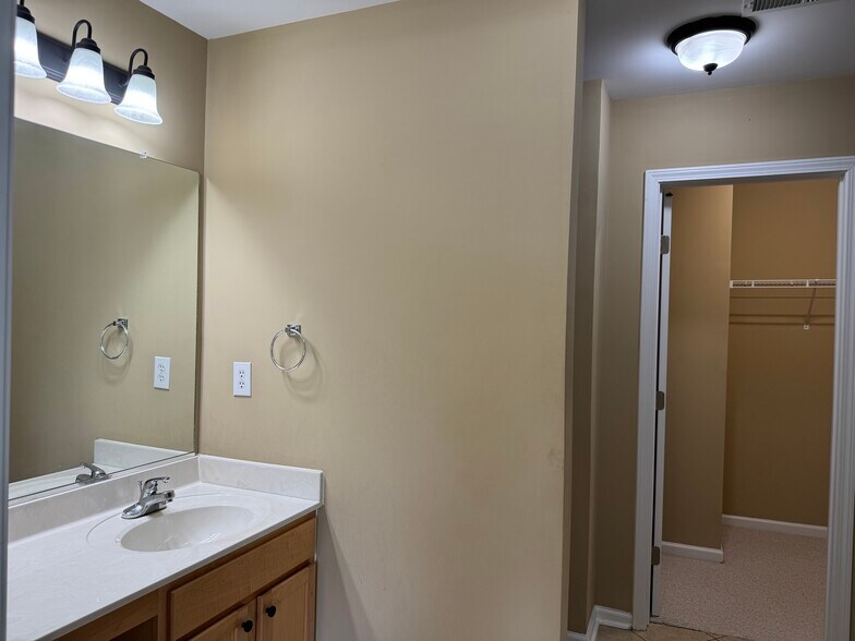 Building Photo - 2620 Hartfield Commons Ln