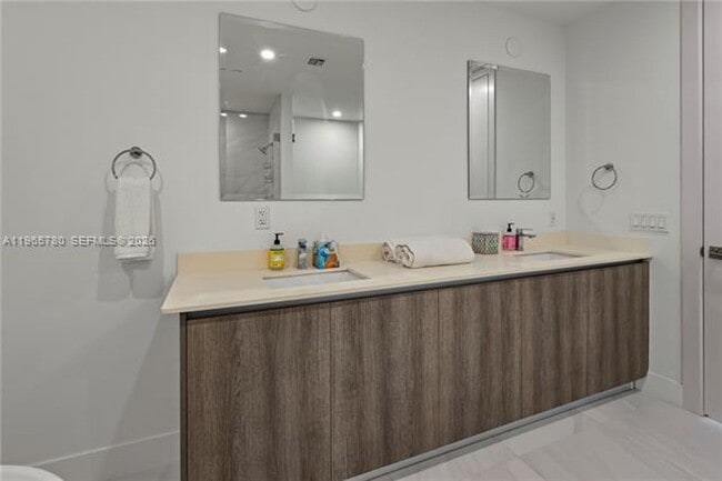 Building Photo - 17550 Collins Ave