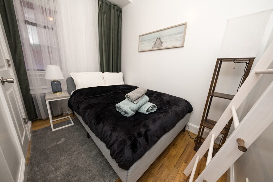 Building Photo - 230 W 113th St